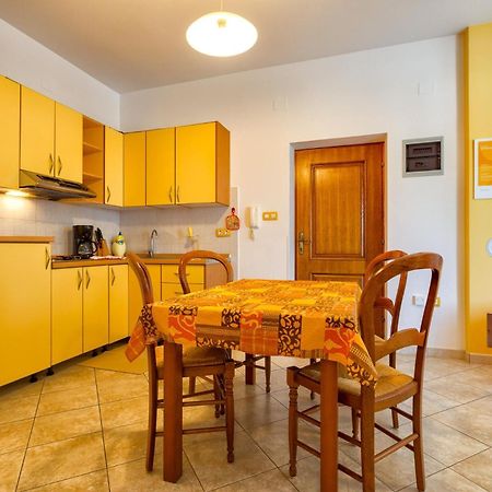 Apartments With A Parking Space Mali Losinj Mali Lošinj Exterior foto